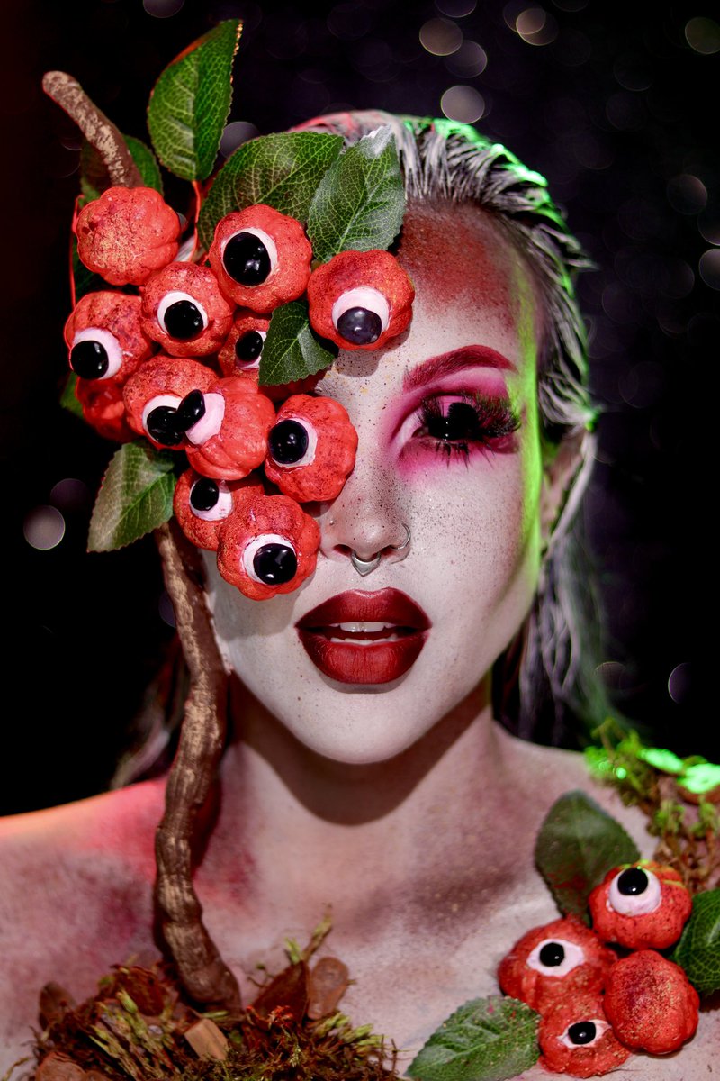 amgs, pra quem ta com dúvida, eu CRIEI essas próteses, até a colagem da folhagem foram encaixadas nelas e não elementos colados de última hora... Fiz vários vídeos no TkTk sobre diferença de prótese e adereços ♥️

Eu até criei esse tronco com fio, látex e algodão poxa kkkkk