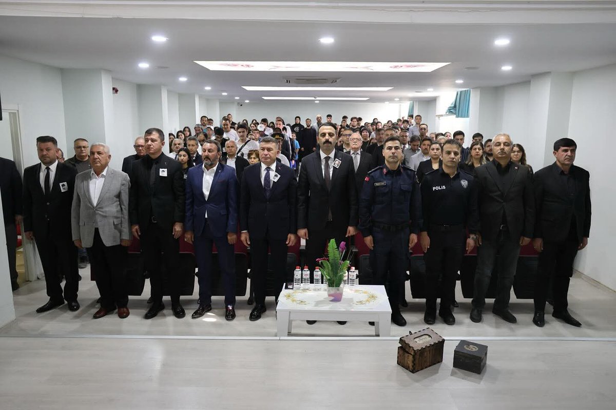karaisalimem's tweet photo. Kaymakamımız Hüseyin BOZOĞLAN ve ilçe protokolümüz çelenk sunma töreninin ardından Karaisalı Mesleki ve Teknik Anadolu Lisesinde düzenlenen anma programına katıldı.Ulu önderimiz Gazi Mustafa Kemal Atatürk’ü saygı, minnet ve özlemle anıyoruz. @AdanaMem @tufekciyusuf @MKaracaoglu9 https://t.co/XqkNBRYtue