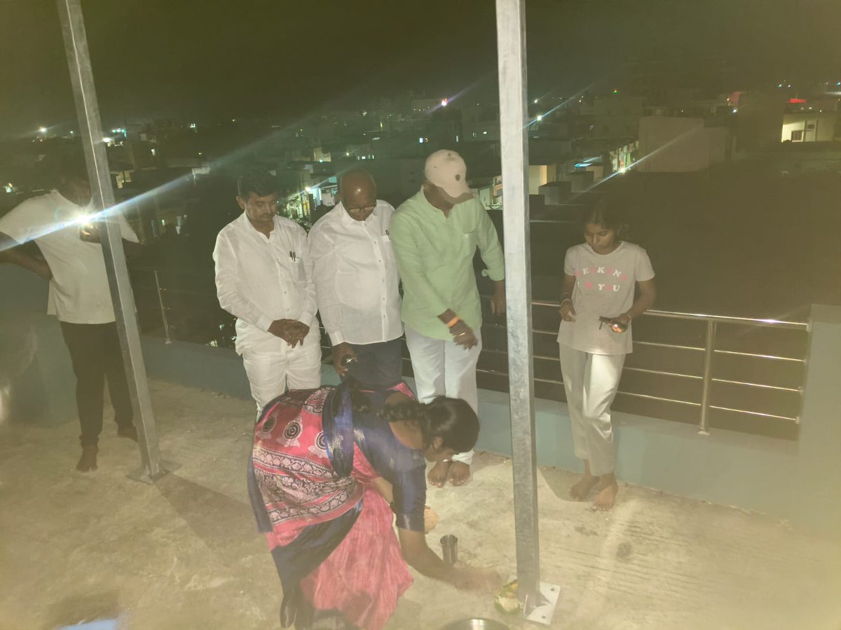 badiginchalach4's tweet photo. ఈ రోజు (10-11-2025) కార్యక్రమం *SREENIVASA SOUTHERN GLOBAL ENERGY* AP వారి ఆధ్వర్యంలో YSR జిల్లా ప్రొద్దుటూరు పట్టణం లో *PM సూర్య ఘర్ యోజన* పథకం ద్వారా నూతన సోలార్ వ్యవస్థ ను ఏర్పాటు చేయడం జరిగింది. ఈ సందర్బంగా ఆ సంస్థ డైరెక్టర్లు బడిగించల చంద్రమౌళి మరియు మొలకా వెంకటస్వామి మాట్లా https://t.co/dlc1TepktD