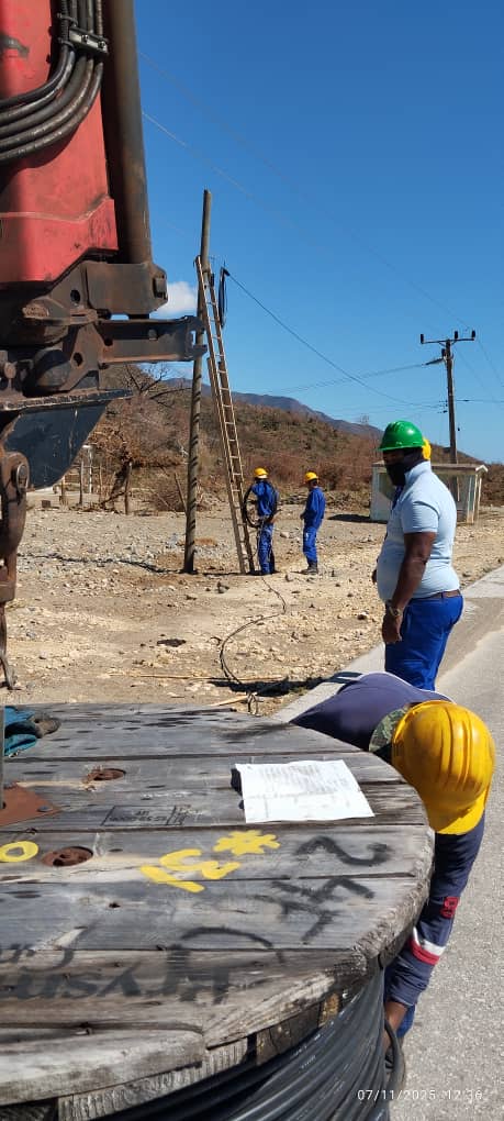 🛠️ Reparación de daños en infraestructura🤝 Con botas en el barro y corazón en la misión, la recuperación en Holguín es compromiso. Gracias a cada técnico, operario y coordinador que participa en la recuperación. #Dvpe #EtecsaConCuba #Gente