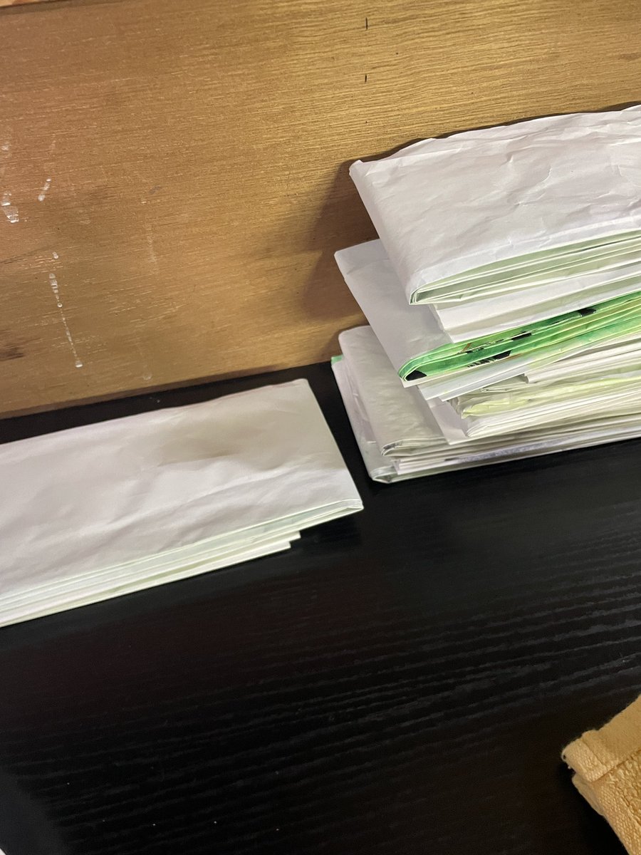 ちなみに千秋楽はやりきった達成感やプレッシャーからの解放感、安堵感などがぶぁーって出てカーテンコールの時に1人ガン泣きするんじゃないかと思ってたんすが劇場が乾燥していたのもあってか涙は出ませんでした…でも完走はしました。

でも小道具の地図が最後の一枚になった時に哀愁を感じました。