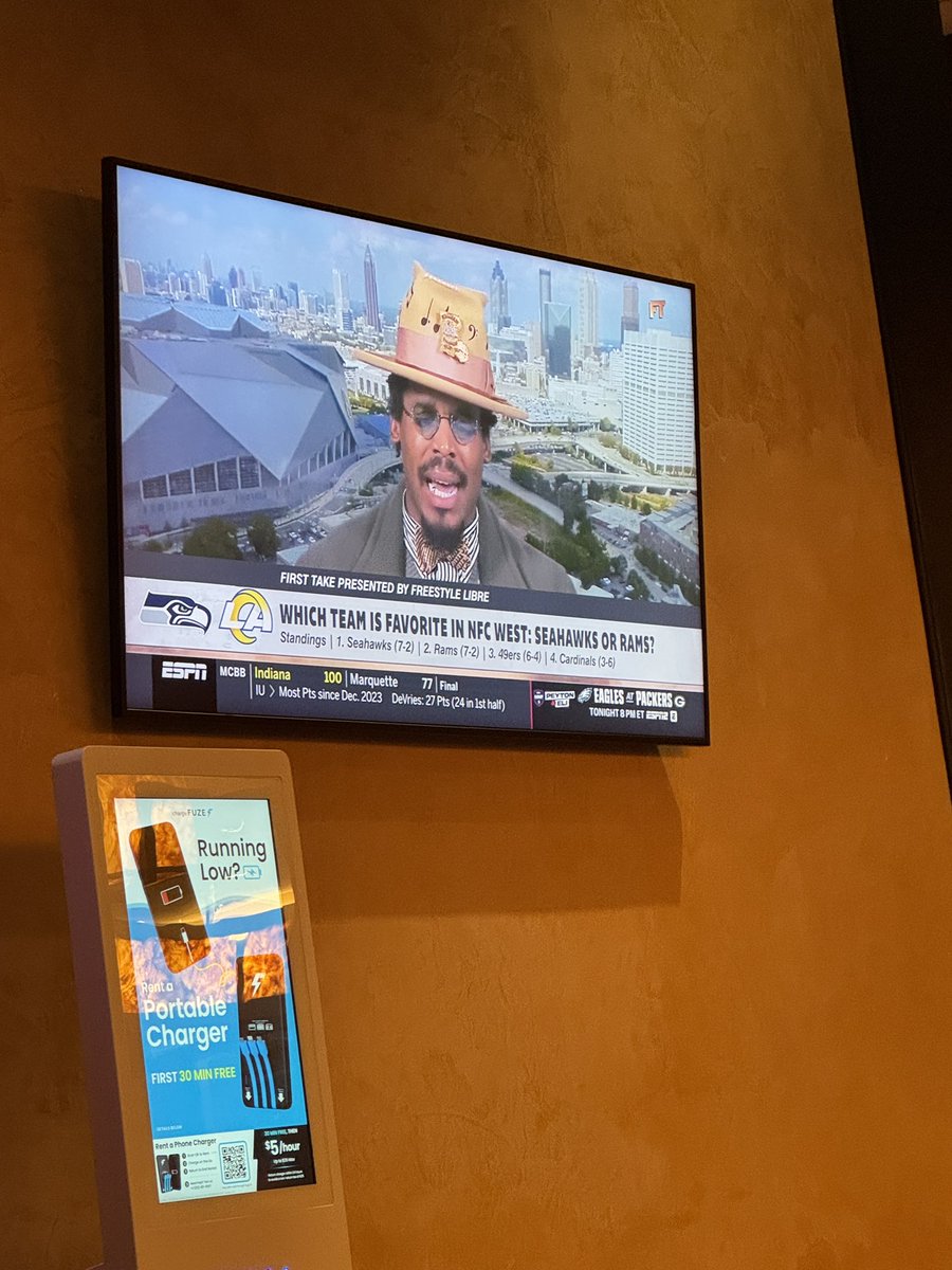 magic_antigone's tweet image. Cam dresses like the villain from Who Framed Roger Rabbit 🤣