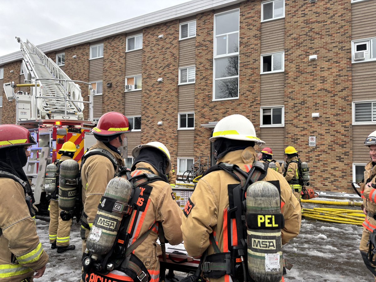 #INCENDIE | 5832, avenue Banville | 2e alarme | Présence de flammes dans le plafond d’un logement | Le gros du feu dans la structure a été éteint par les pompiers | Aggravation non probable | Environ 30 pompiers sur place