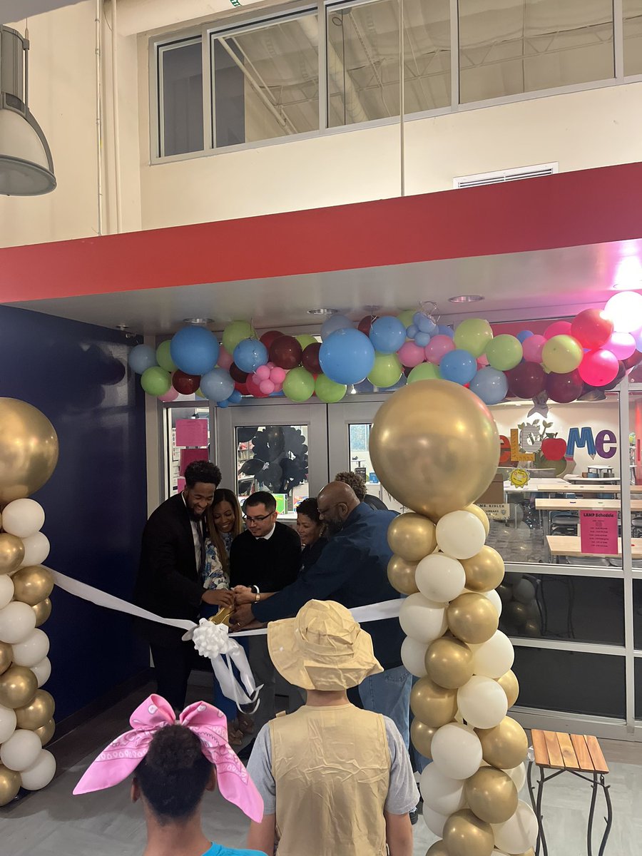 byjcjackson's tweet image. On Nov 7, I attended the ribbon-cutting for the newly renovated library @ReynoldsElem. Our new #LibraryMediaSpecialist joined trustees, district leaders, &amp;amp; @SISD_CoA ISD to celebrate #LibraryServices, #MakerSpace &amp;amp; student innovation. #InstructionalTechnology