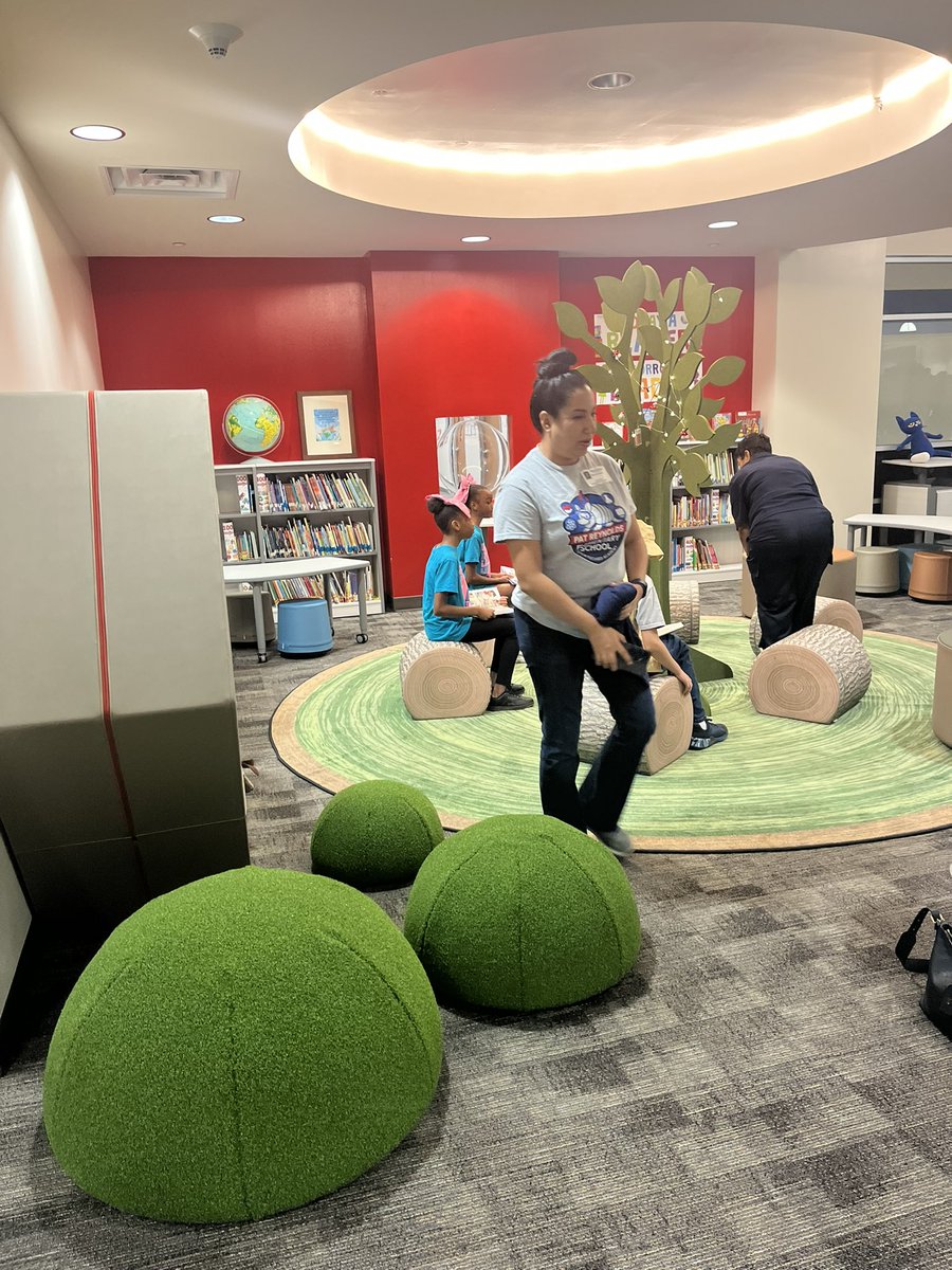 byjcjackson's tweet image. On Nov 7, I attended the ribbon-cutting for the newly renovated library @ReynoldsElem. Our new #LibraryMediaSpecialist joined trustees, district leaders, &amp;amp; @SISD_CoA ISD to celebrate #LibraryServices, #MakerSpace &amp;amp; student innovation. #InstructionalTechnology