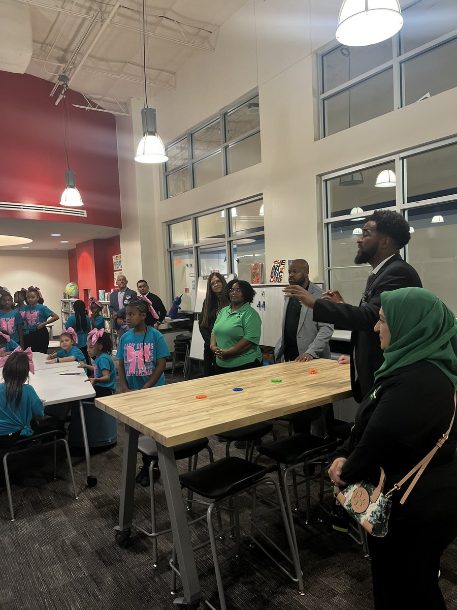 byjcjackson's tweet image. On Nov 7, I attended the ribbon-cutting for the newly renovated library @ReynoldsElem. Our new #LibraryMediaSpecialist joined trustees, district leaders, &amp;amp; @SISD_CoA ISD to celebrate #LibraryServices, #MakerSpace &amp;amp; student innovation. #InstructionalTechnology