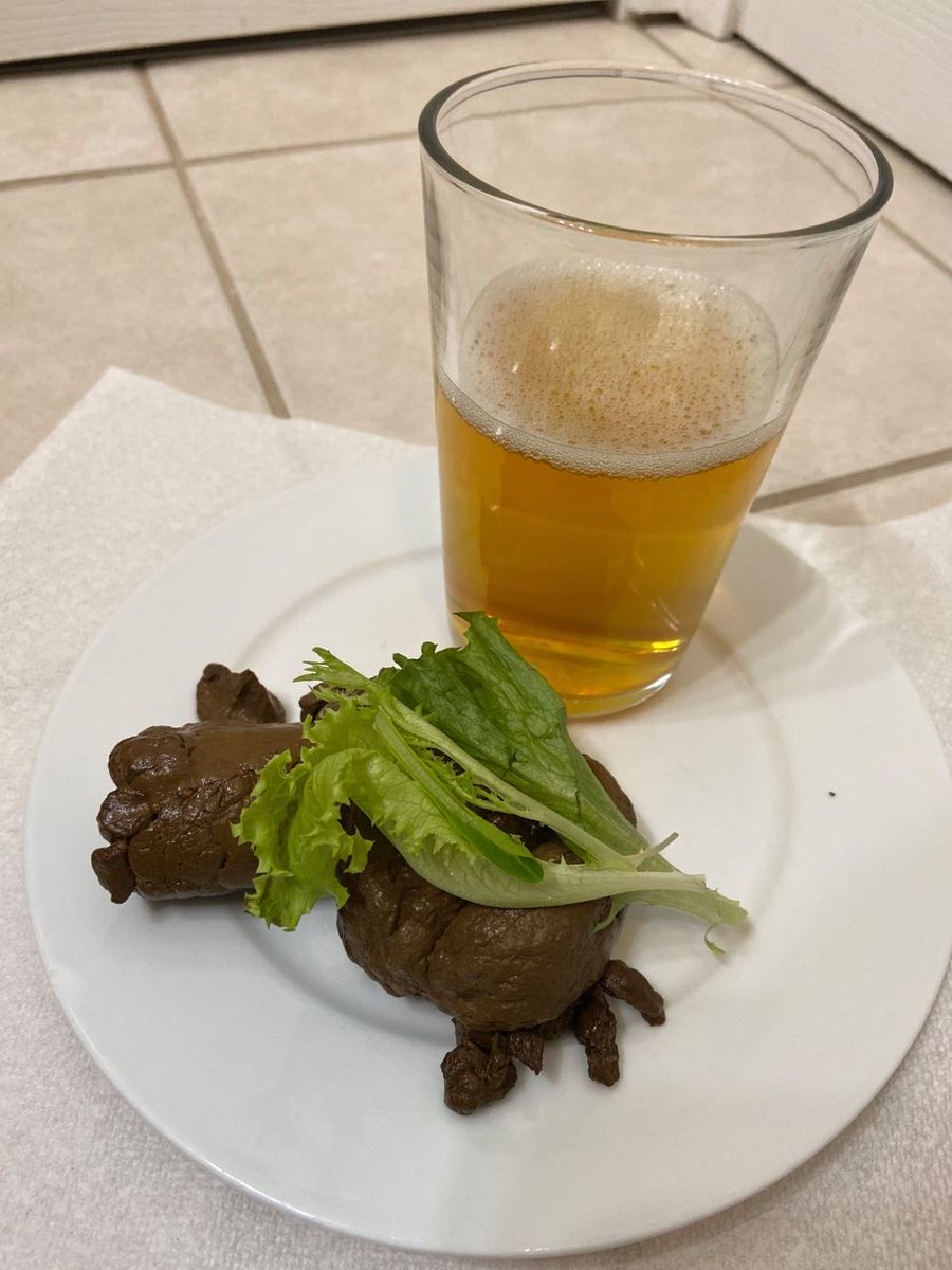 AnnahDommeannah's tweet photo. The finest meal you could ever earn my shit, elegantly served with a touch of green lettuce and a cup of my pee.🥬 💩🍺❤️ https://t.co/xfkTsIJ03W