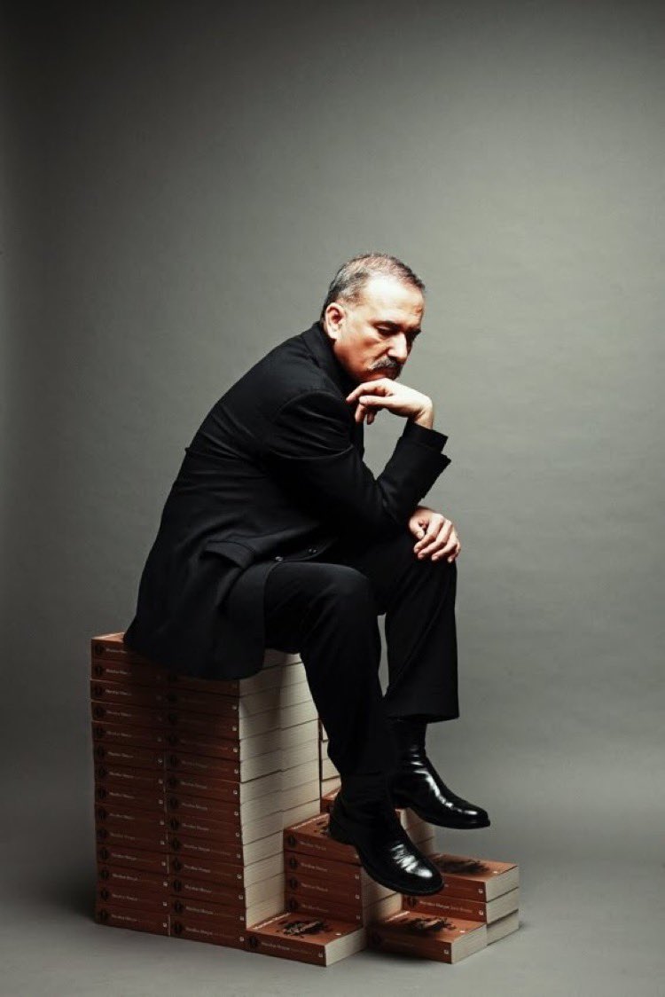 "Takmayacaksın! Takarsan daha çok üstüne gelirler. Yürüyüp geçeceksin, hep yürüyüp geçeceksin. Ben öyle yaptım. Hep yürüdüm. herkesin her şeyi anlamasını bekleyemezsin. Sen yürüyüp gideceksin. Anlayan anlayacak, anlamayan anlamayacak! Dünyanın hepsine yetişemezsin ki! Bilirsin