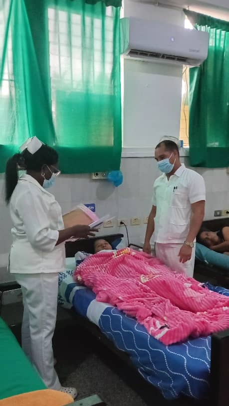 La continuidad en la atención médica está asegurada por la inquebrantable dedicación de la enfermería.

En el CDI Negra Hipólita, los Licenciados Mileidi Alayo y Adrielbis Batista realizan una entrega de turno meticulosa.

Solo #JuntarTodasLasManos garantiza la excelencia.