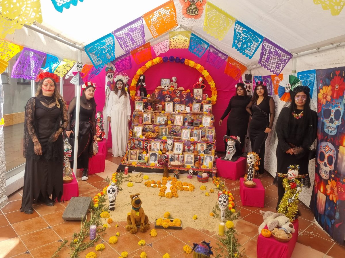 IsssteDurango's tweet image. El programa ECOs del ISSSTE Durango llenó de color y tradición la CMF con la presentación de su Altar de Muertos 🌼💀
Un homenaje a nuestras raíces y a la memoria de quienes siguen vivos en el corazón. 💛📷
#ISSSTEDurango