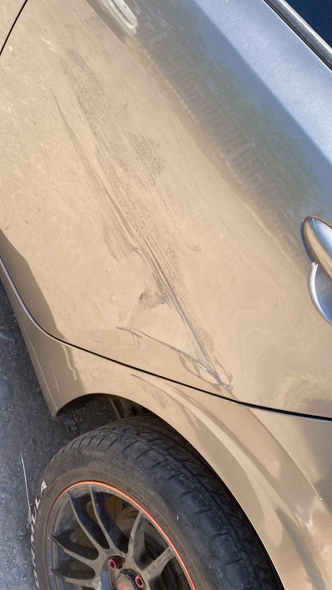 Comenzando la semana excelente. Que frustración…
Encima que sea en un estacionamiento y no de la cara quien fue ni por cámaras dar una solución.