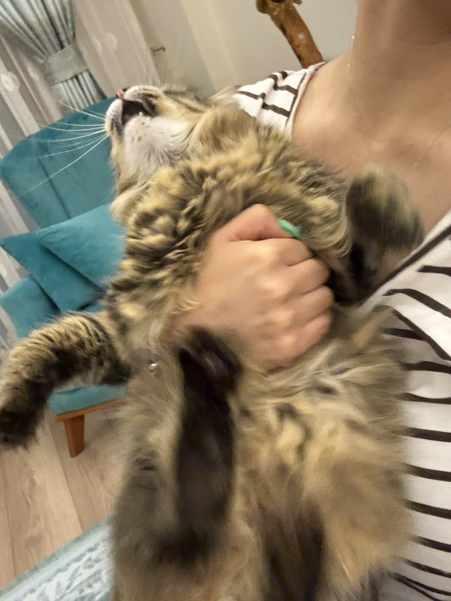 Annesinin sevecen kızı