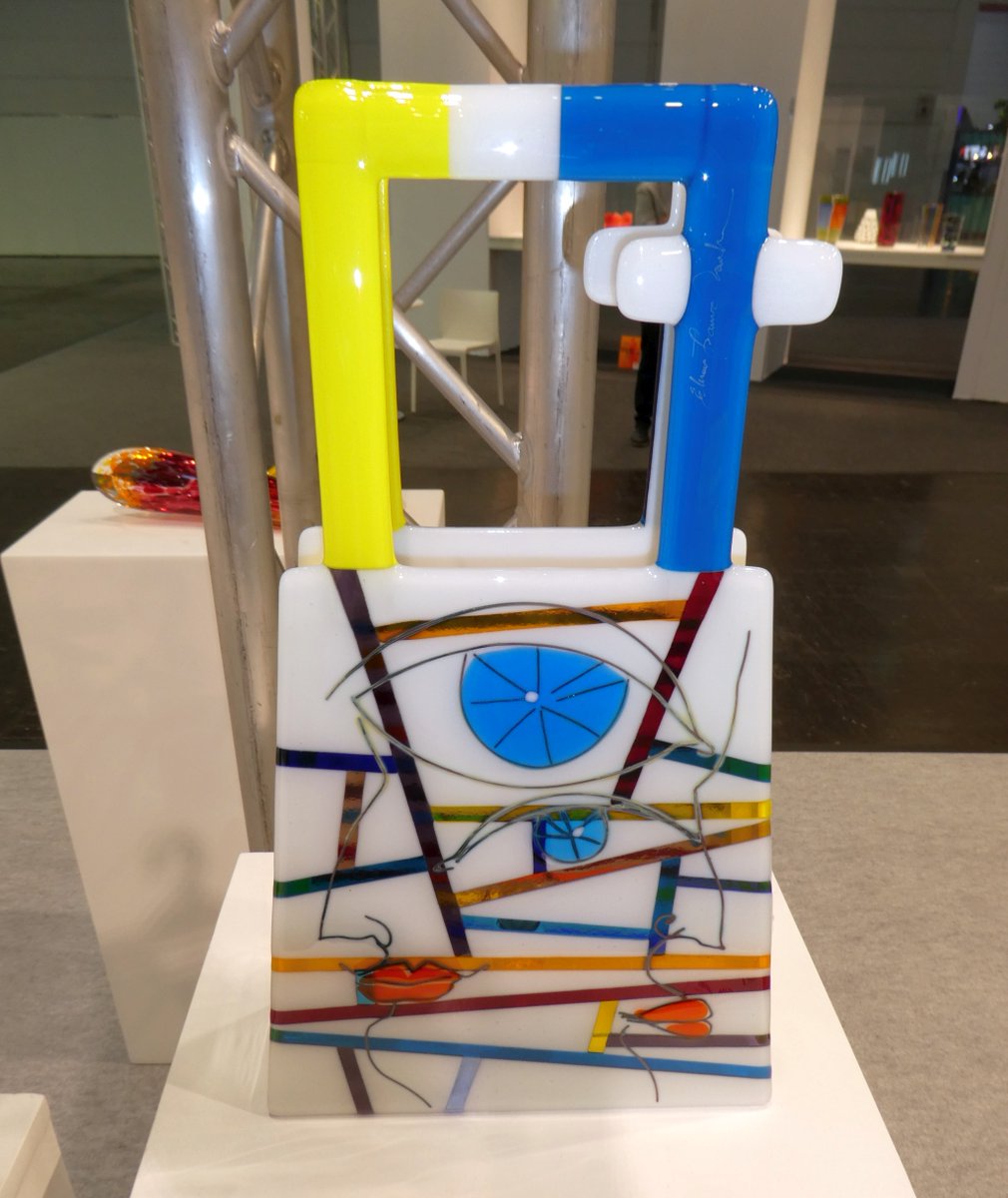 pilkingtonglass's tweet image. 𝗚𝗹𝗮𝘀𝘀 𝗔𝗿𝘁 𝗠𝗼𝗻𝗱𝗮𝘆
Take a look at this beautiful work of art made of glass by Elena Graure-Manta presented at Glasstec 2024.

#glass #glassart #glassdesign #inlovewithglass #art #lamp