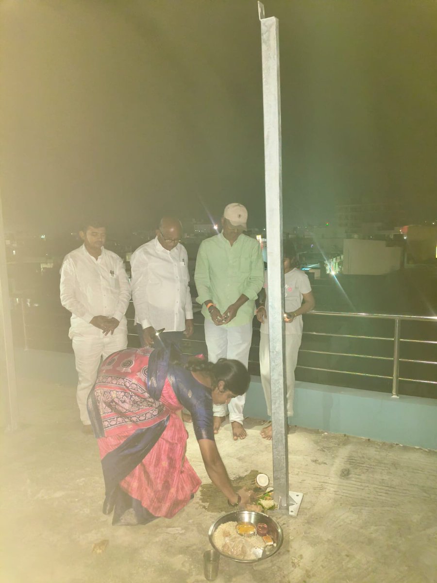 badiginchalach4's tweet photo. ఈ రోజు (10-11-2025) కార్యక్రమం *SREENIVASA SOUTHERN GLOBAL ENERGY* AP వారి ఆధ్వర్యంలో YSR జిల్లా ప్రొద్దుటూరు పట్టణం లో *PM సూర్య ఘర్ యోజన* పథకం ద్వారా నూతన సోలార్ వ్యవస్థ ను ఏర్పాటు చేయడం జరిగింది. ఈ సందర్బంగా ఆ సంస్థ డైరెక్టర్లు బడిగించల చంద్రమౌళి మరియు మొలకా వెంకటస్వామి మాట్లా https://t.co/NigyIaqLXb