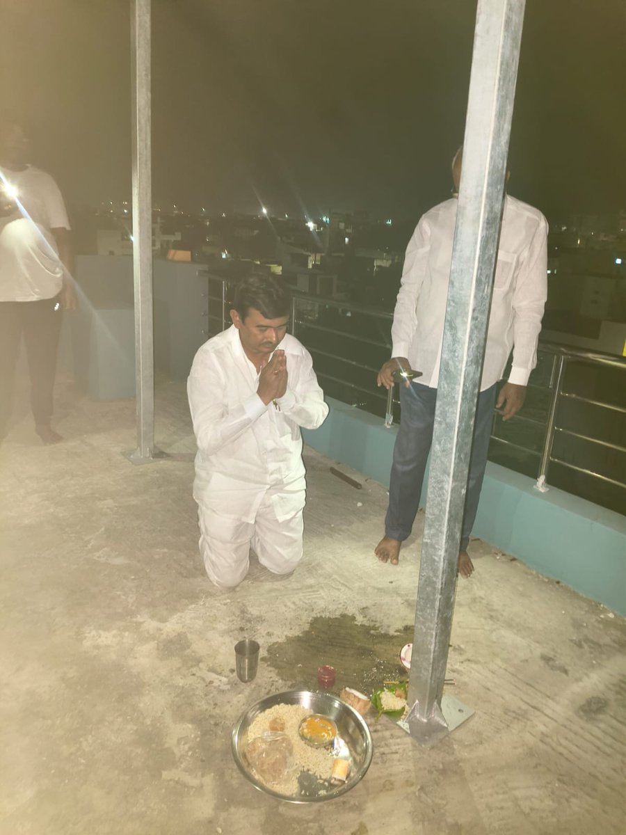 badiginchalach4's tweet photo. ఈ రోజు (10-11-2025) కార్యక్రమం *SREENIVASA SOUTHERN GLOBAL ENERGY* AP వారి ఆధ్వర్యంలో YSR జిల్లా ప్రొద్దుటూరు పట్టణం లో *PM సూర్య ఘర్ యోజన* పథకం ద్వారా నూతన సోలార్ వ్యవస్థ ను ఏర్పాటు చేయడం జరిగింది. ఈ సందర్బంగా ఆ సంస్థ డైరెక్టర్లు బడిగించల చంద్రమౌళి మరియు మొలకా వెంకటస్వామి మాట్లా https://t.co/NigyIaqLXb