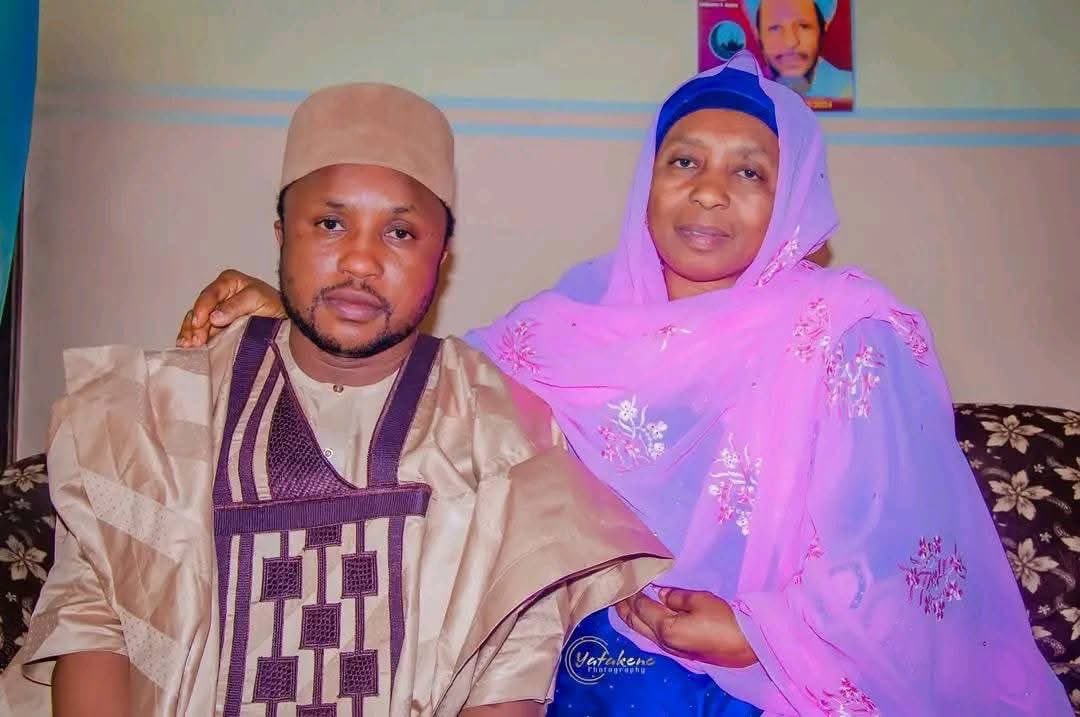 Hamma xotinining suratini sikadi Aqli zaiflar orasida jinsiy aloqani tomosha qiling