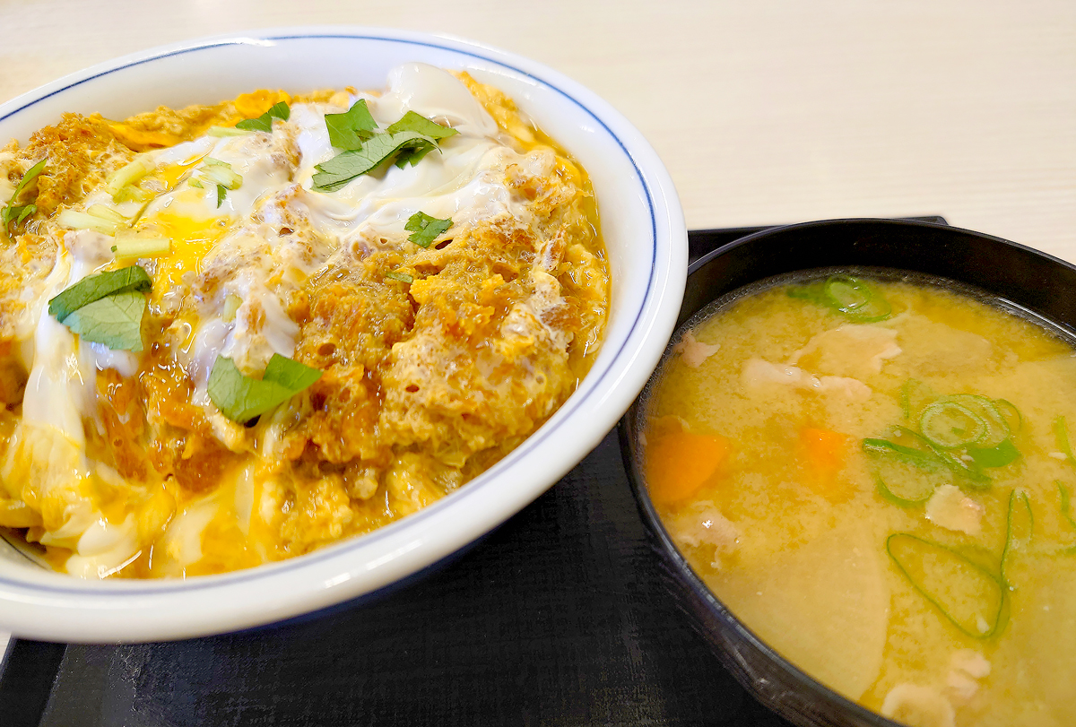 mame_etou's tweet photo. ◆かつ丼
無性に「かつ丼」食べたくなり
「かつや」さんのかつ丼
新メニューの
２個たまカツ丼（梅）
卵の量が多くなって
イイ感じに卵に火が通って
と～ってもGood👍
卵とじかつ丼は卵２個は
入ってないとね～😸
満足‼
・
#かつや
#かつ丼
#カツ丼 https://t.co/rgpThrStnu