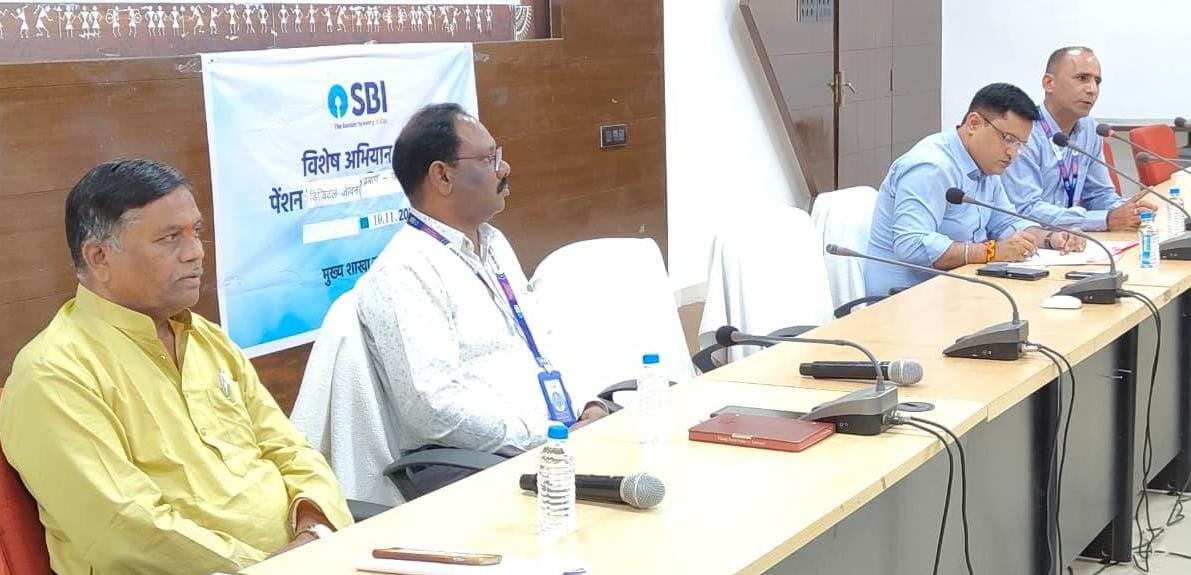 BastarDistrict's tweet image. “सम्मान और सुविधा” — बस्तर मॉडल
डिजिटल जीवन प्रमाण पत्र अब
🏠 घर बैठे जमा
📱 बस मोबाइल चाहिए!
कलेक्टर हरिस एस की पहल से पेंशनरों को डिजिटल ट्रेनिंग।
अब न लाइन, न परेशानी — सिर्फ सुविधा।
#SmartGovernance #DigitalIndia #Bastar