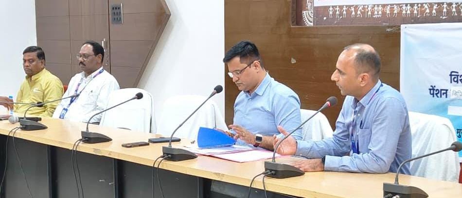 BastarDistrict's tweet image. “सम्मान और सुविधा” — बस्तर मॉडल
डिजिटल जीवन प्रमाण पत्र अब
🏠 घर बैठे जमा
📱 बस मोबाइल चाहिए!
कलेक्टर हरिस एस की पहल से पेंशनरों को डिजिटल ट्रेनिंग।
अब न लाइन, न परेशानी — सिर्फ सुविधा।
#SmartGovernance #DigitalIndia #Bastar