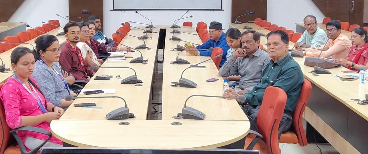 BastarDistrict's tweet image. “सम्मान और सुविधा” — बस्तर मॉडल
डिजिटल जीवन प्रमाण पत्र अब
🏠 घर बैठे जमा
📱 बस मोबाइल चाहिए!
कलेक्टर हरिस एस की पहल से पेंशनरों को डिजिटल ट्रेनिंग।
अब न लाइन, न परेशानी — सिर्फ सुविधा।
#SmartGovernance #DigitalIndia #Bastar