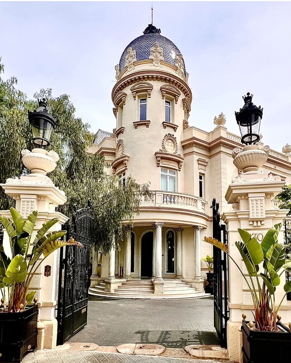 TORRE JOAN LLUSÀ
Obra del arquitecto Josep Pujol Brull  del año 1913 .
Este es un ejemplo de los impresionantes edificios modernistas que tenemos en esta ciudad.
BARCELONA 😍❤️