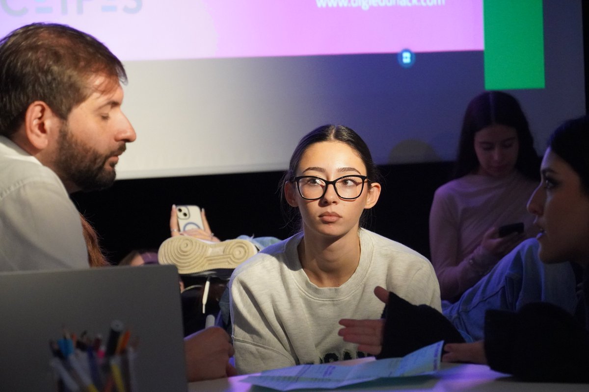 🧠 Day 1 – Design Thinking Mode ON! The first edition of #DigiEduHack2025 Palermo kicks off at
<a href="/CeipesEurope/">CEIPES ETS</a>
📷First day's focus: Design Thinking — where students turn ideas into solutions using AI for Good. Let’s reimagine education together!
<a href="/DigiEduHack/">DigiEduHack</a>