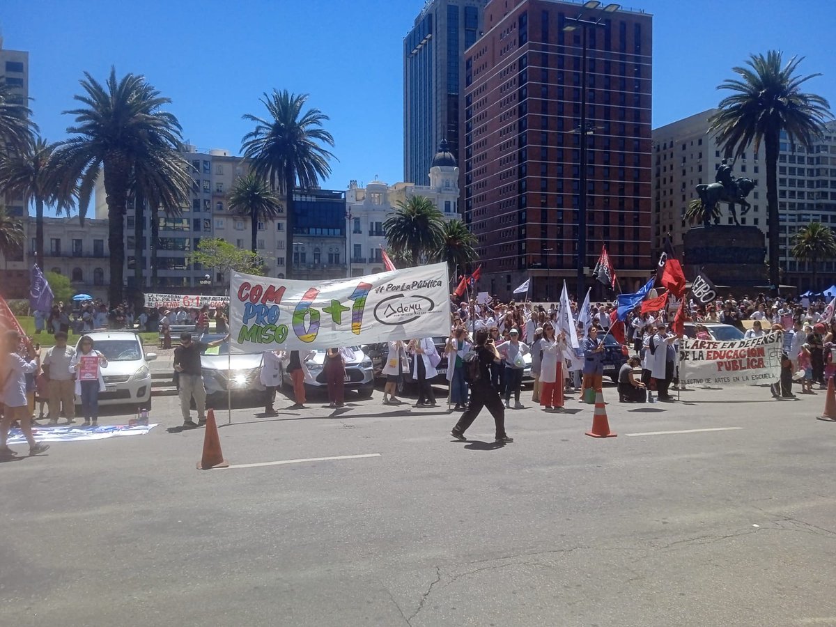 LiberarceUY's tweet photo. #ahora Concentración de Maestras y Profesores en Plaza Independencia por agresiones en las escuelas. Montevideo, Uruguay. 10 11 2025 #Liberarce @PITCNT1 https://t.co/nwLetjjh1y
