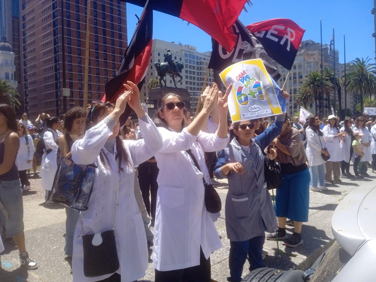 LiberarceUY's tweet photo. #ahora Concentración de Maestras y Profesores en Plaza Independencia por agresiones en las escuelas. Montevideo, Uruguay. 10 11 2025 #Liberarce @PITCNT1 https://t.co/nwLetjjh1y