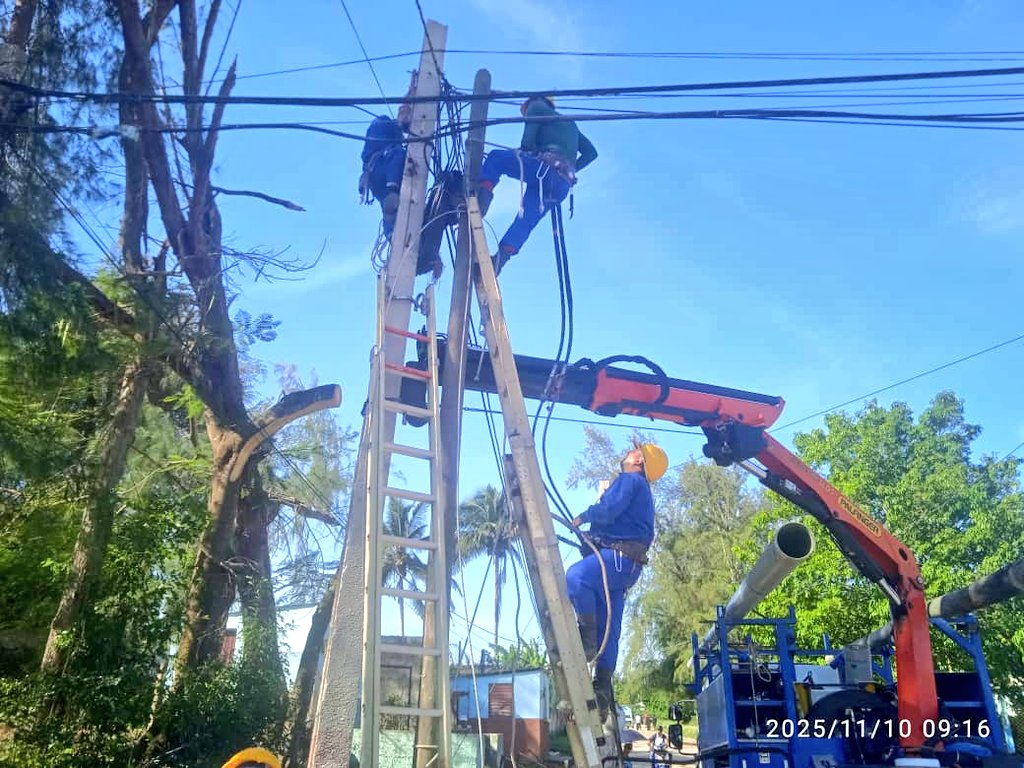 AlonsoSybel's tweet image. 🔧 Avanzando en la recuperación telecomunicacional en #Granma.
Las tropas especializadas de #Cienfuegos ya han cerrado las afectaciones en #Campechuela y comienzan los trabajos para restablecer los servicios en #Niquero y #Pilón.
Un paso firme hacia la reconexión total. 🇨🇺
#Cuba