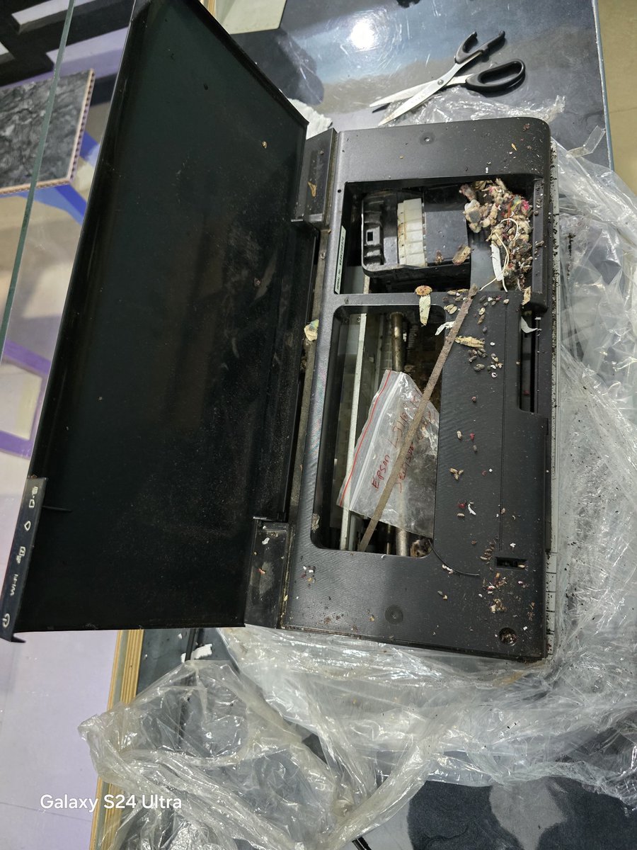 shadabh477's tweet photo. @Flipkart @flipkartsupport 
Received a used, defective &amp; dirty printer! Full of trash, missing ink bottles &amp; looks completely reused. Totally unhygienic and unacceptable!
Need immediate refund &amp; pickup. Order ID: OD335917522120372100
#Flipkart #DefectiveProduct #CustomerSupport https://t.co/eUYeHZBllb
