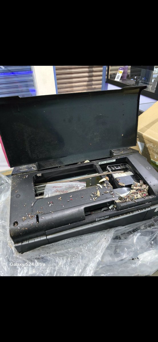 shadabh477's tweet photo. @Flipkart @flipkartsupport 
Received a used, defective &amp; dirty printer! Full of trash, missing ink bottles &amp; looks completely reused. Totally unhygienic and unacceptable!
Need immediate refund &amp; pickup. Order ID: OD335917522120372100
#Flipkart #DefectiveProduct #CustomerSupport https://t.co/eUYeHZBllb