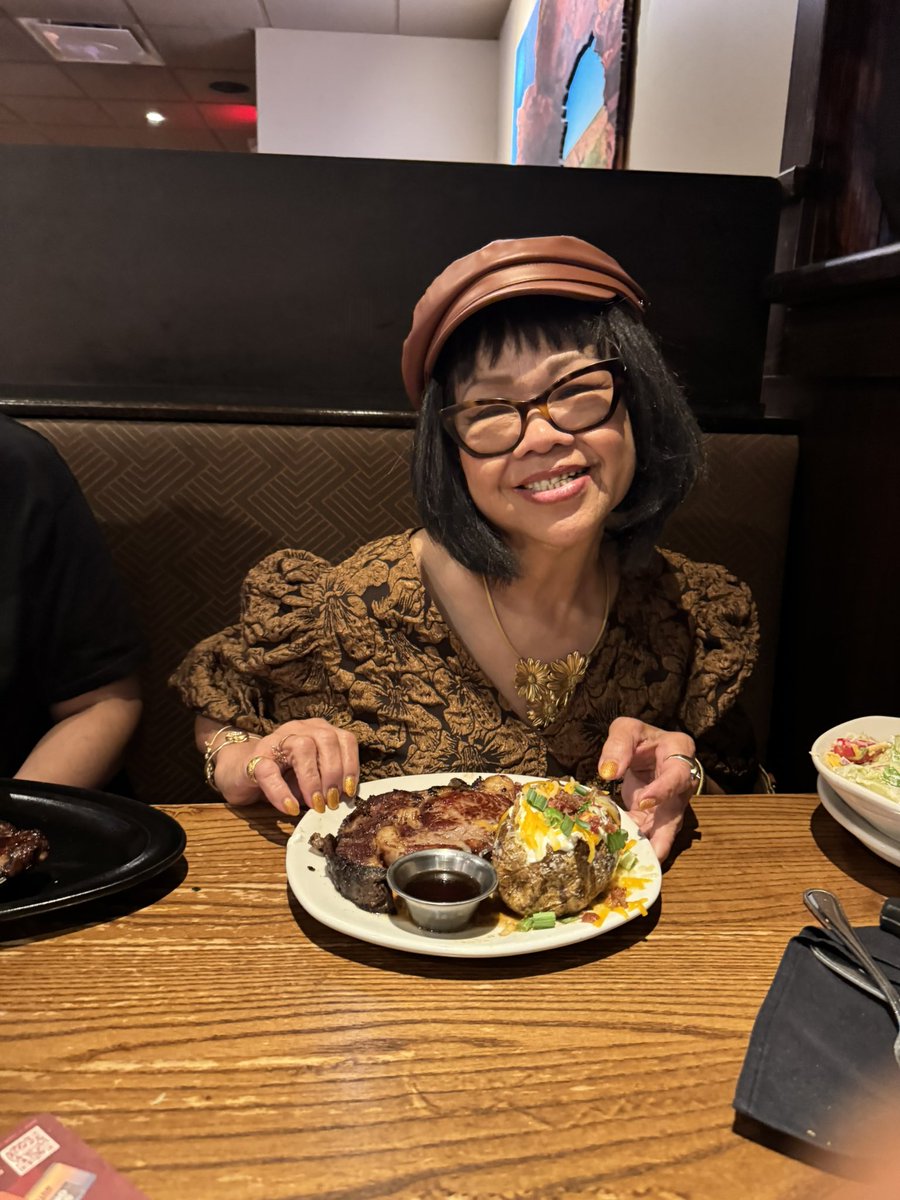 FadeN2Gaming's tweet image. Sunday Dinnter with my amazing Mother TIME TO BLESS🙏 AND CRUSH THIS AMAZING FOOD 🍽️ love ya mom thank you for everything you do ♥️ #food #thisistheway #crushmode #blessed #thankful #dinner