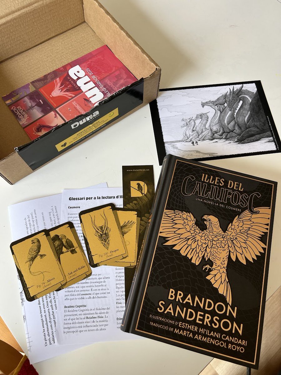 Gran fita per a <a href="/DunaLlibres/">Duna Llibres</a>! El nou llibre de Brandon Sanderson arriba en català alhora que les altres traduccions, amb una edició preciosa. 

Aquest punt daurat ja és el meu favorit instantani. Per cert, si voleu tenir aquestes joies o ajudar que en vinguin més, subscriviu-vos