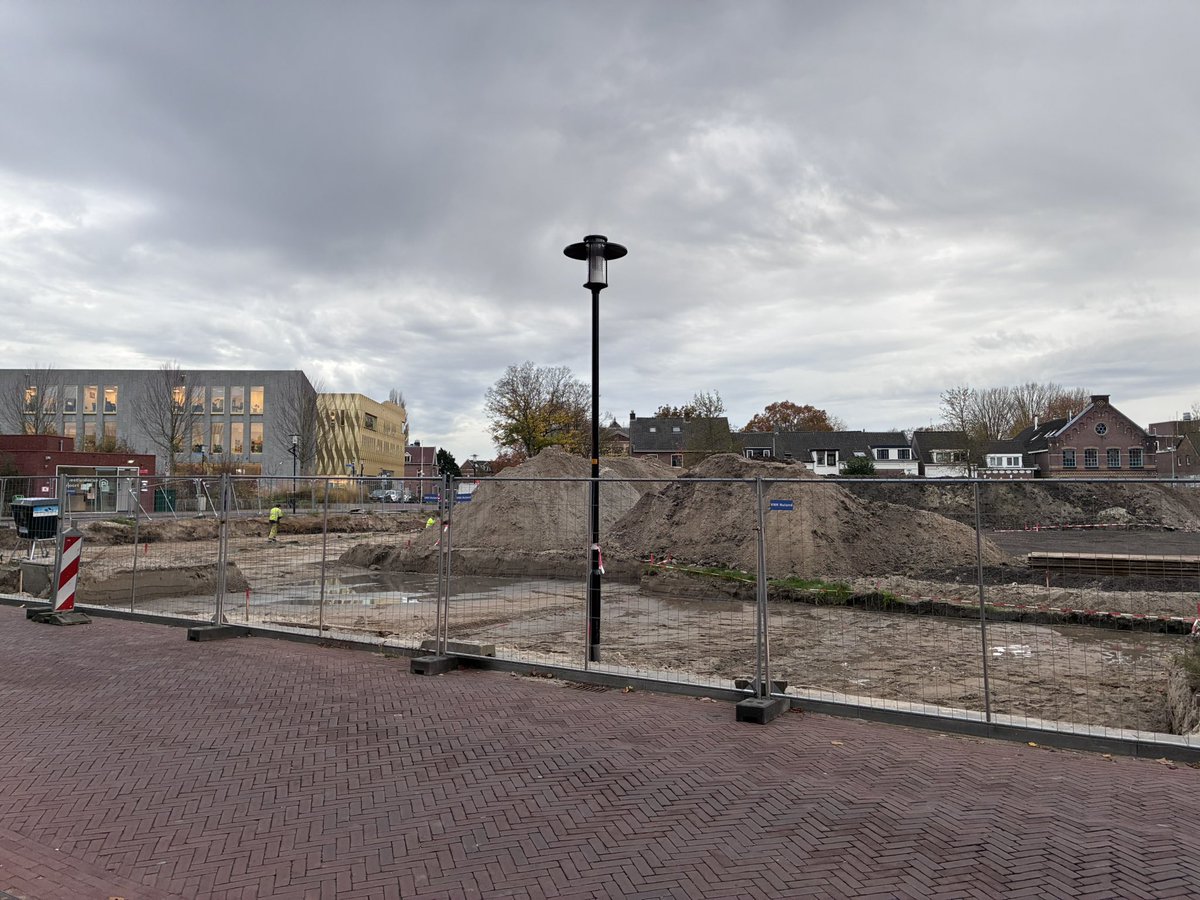 En op het historische Bleekveld in #Tiel 🍏 komen 12 herenhuizen en 16 appartementen in de middenhuur. #bouwenbouwenbouwen 🏗️