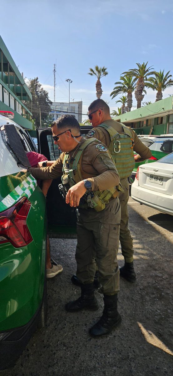 CarabArica's tweet image. El rápido actuar de Carabineros de la 1a Comisaría #Arica permitió la detención de un sujeto, en situación de calle, que agredió con arma blanca a conductor  de aplicación. #OS9 y #Labocar investigan los hechos que dejaron en riesgo vital a la víctima.
En desarrollo
