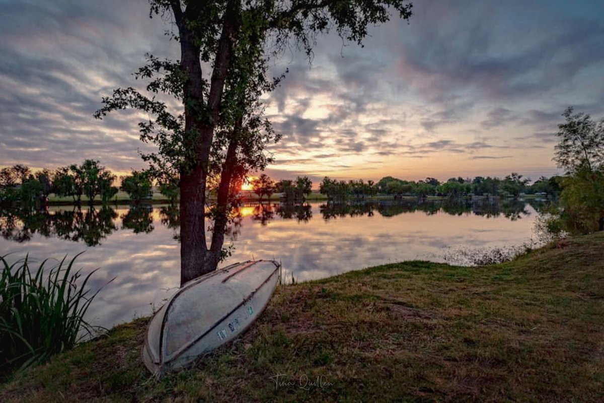 aHeartSoFull's tweet image. Good morning!  Today&apos;s Challenge is BOATS.

QP or Repost your favorite image that has a 
BOAT in it.
I&apos;ll start with a canoe and a sunset.