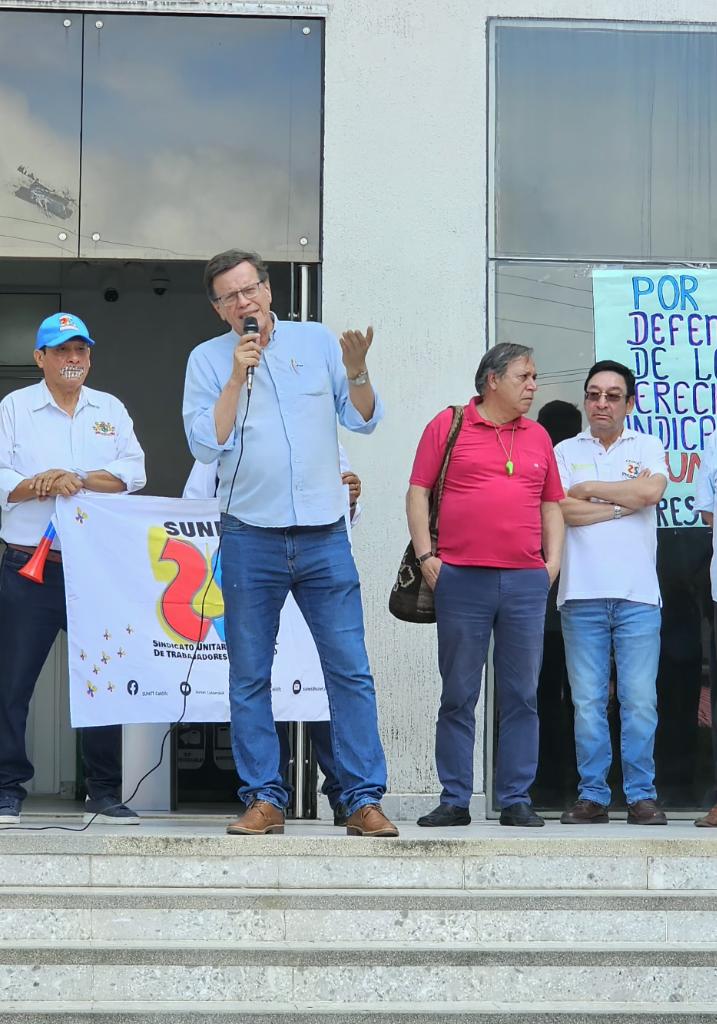 fabioariascut's tweet photo. Acompañamos desde @cutcolombia la justa protesta contra las Alcaldadas del Dr. Jhon Feiber Urrea, Alcalde de Puerto Boyacá, quien resolvió violar la constitución, la ley y más de 12 acuerdos colectivos firmados en estos últimos 25 años entre las Alcaldias anteriores y el @sunetcolofc
Exigimos del @MinTrabajo demandar del Alcalde, respeto por los derechos laborales y sindicales de los empleados públicos de Puerto Boyacá.