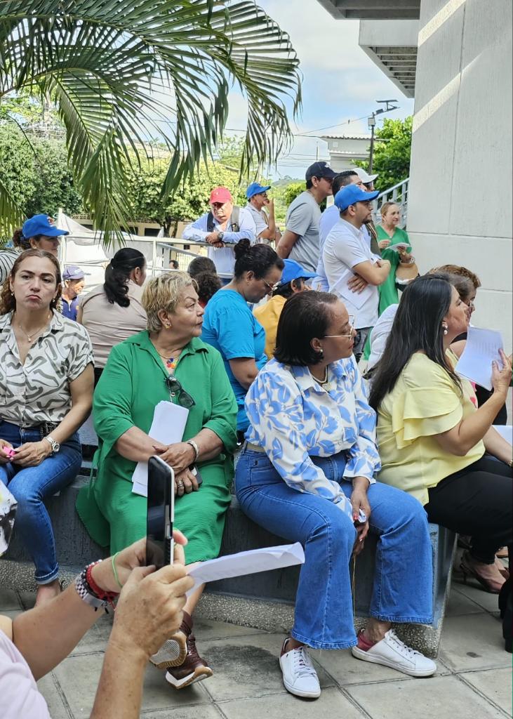 fabioariascut's tweet photo. Acompañamos desde @cutcolombia la justa protesta contra las Alcaldadas del Dr. Jhon Feiber Urrea, Alcalde de Puerto Boyacá, quien resolvió violar la constitución, la ley y más de 12 acuerdos colectivos firmados en estos últimos 25 años entre las Alcaldias anteriores y el @sunetcolofc
Exigimos del @MinTrabajo demandar del Alcalde, respeto por los derechos laborales y sindicales de los empleados públicos de Puerto Boyacá.