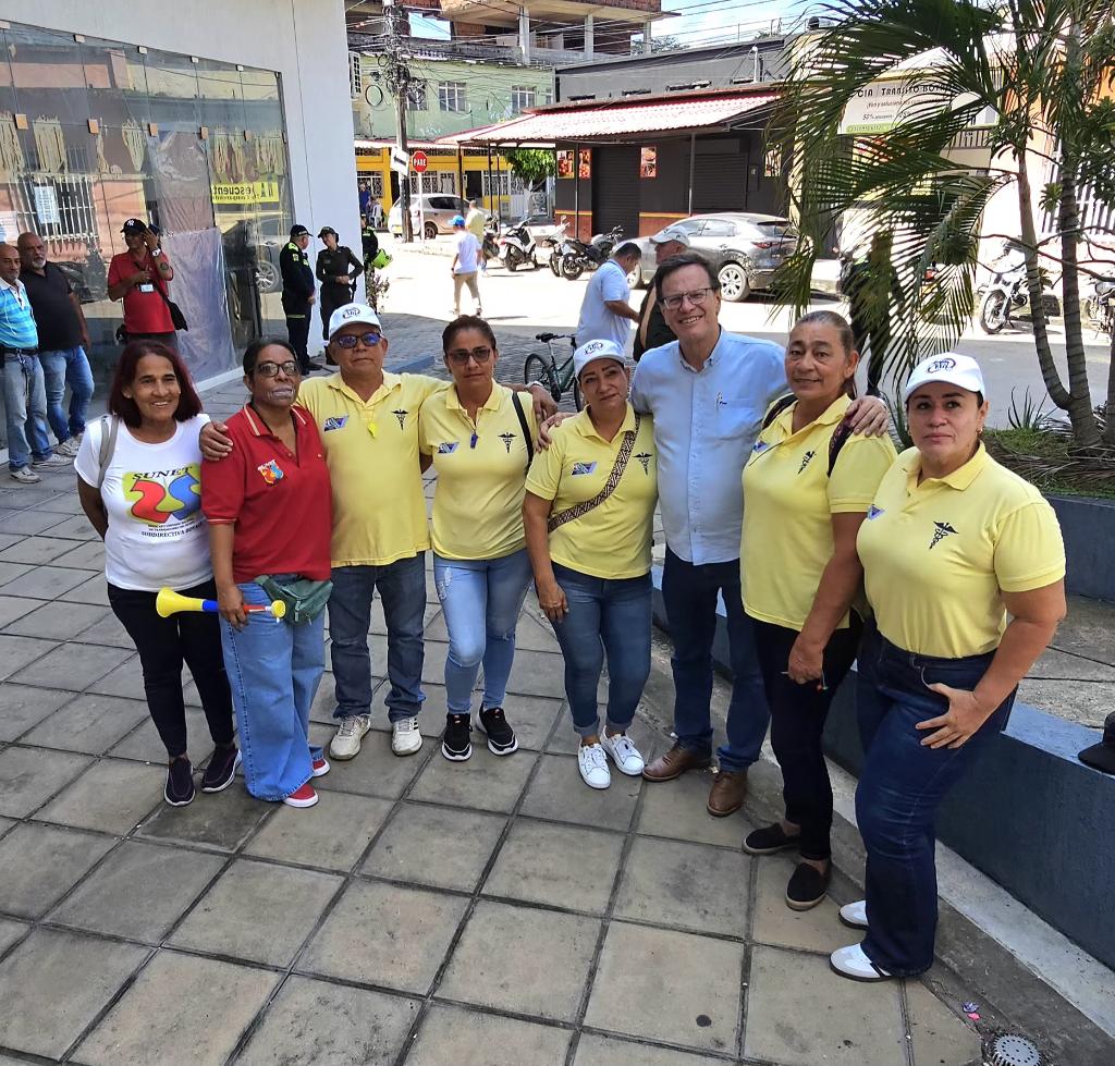 fabioariascut's tweet photo. Acompañamos desde @cutcolombia la justa protesta contra las Alcaldadas del Dr. Jhon Feiber Urrea, Alcalde de Puerto Boyacá, quien resolvió violar la constitución, la ley y más de 12 acuerdos colectivos firmados en estos últimos 25 años entre las Alcaldias anteriores y el @sunetcolofc
Exigimos del @MinTrabajo demandar del Alcalde, respeto por los derechos laborales y sindicales de los empleados públicos de Puerto Boyacá.