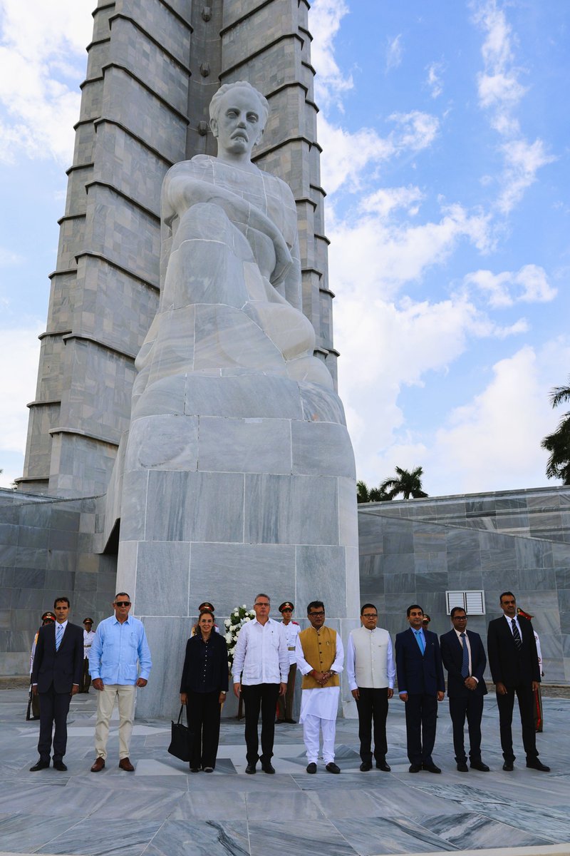 🇮🇳🤝🇨🇺 En visita oficial, el Honorable Pabitra Margherita, Ministro de Estado de India, rindió homenaje a José Martí, héroe nacional de Cuba. 

Un gesto que refuerza los lazos de amistad y respeto entre #Cuba e #India.