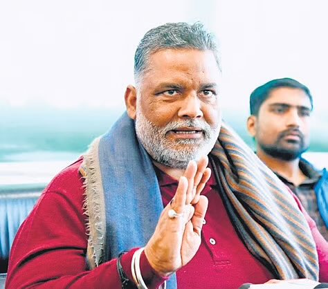 देश का गृह मंत्री, प्रधानमंत्री अपना 
दायित्व छोड़ बिहार में चुनाव जीतने को
धमकी और कट्टा का खेल कर रहे थे 

ऐसे में इस विस्फोट की जिम्मेदारी लें 
अपने पद से इस्तीफ़ा दें, ऐसी कमजोर 
सरकार देश को सुरक्षा नहीं दे सकती!

- पप्पू यादव