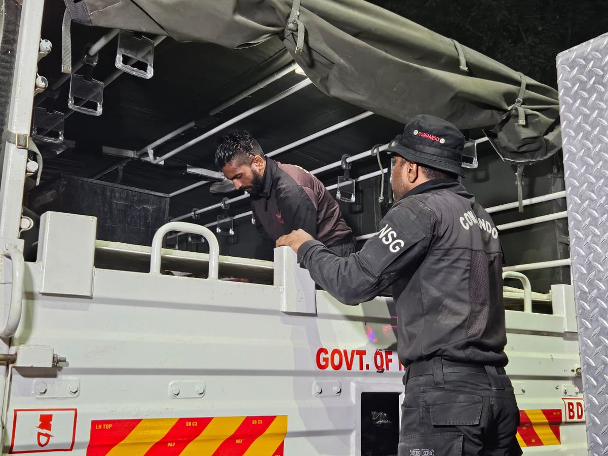 Commandos from the National Security Guard (NSG) at the blast site. A team from the National Investigation Agency (NIA) also rushed to the site following the high-intensity explosion at a traffic signal near Red Fort on Monday evening.
Image credits: Ribhu Chatterjee