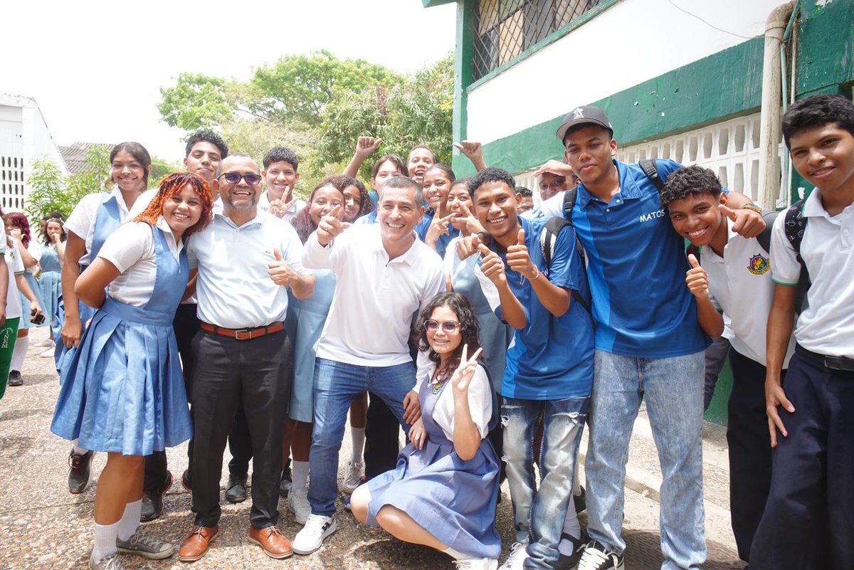 Esta buena nueva no se puede pasar por alto. Me complace muchísimo informar que por primera vez en la historia, un colegio oficial del Distrito alcanza la máxima categoría A+, por sus resultados en las pruebas <a href="/ICFEScol/">Icfes</a> Saber 11; además, 9 se ubicaron en A y otros 14 en B,