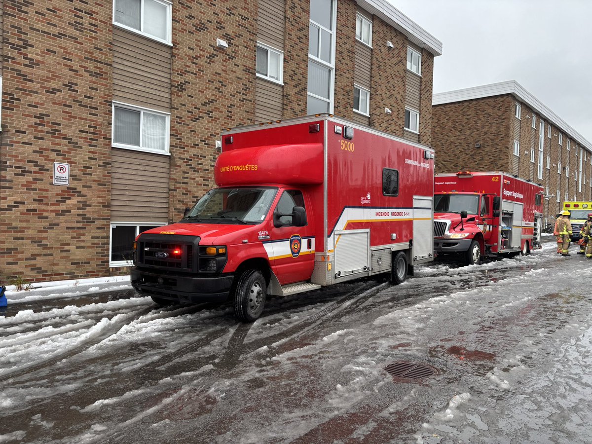 #INCENDIE | 5832, avenue Banville | 2e alarme | Situation maîtrisée | Les pompiers récupèrent les équipements | 2 logements ne pourront pas réintégrer | Feu dans le plafond d’un logement avec légère propagation par le mur au logement au-dessus de celui-ci