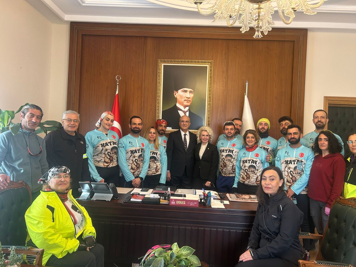 Hatay’dan yola çıkan bir grup gönüllü bisikletli, Atatürk’ün ebedi istirahatgâhı Anıtkabir’e ulaşmak için yüzlerce kilometrelik bir yolculuğa çıktı. Günler süren bu anlamlı yolculuğun sonunda ekip, 10 Kasım sabahı Anıtkabir’e ulaştı. Bugün bu yürekli ekibi makamımda ağırlamaktan