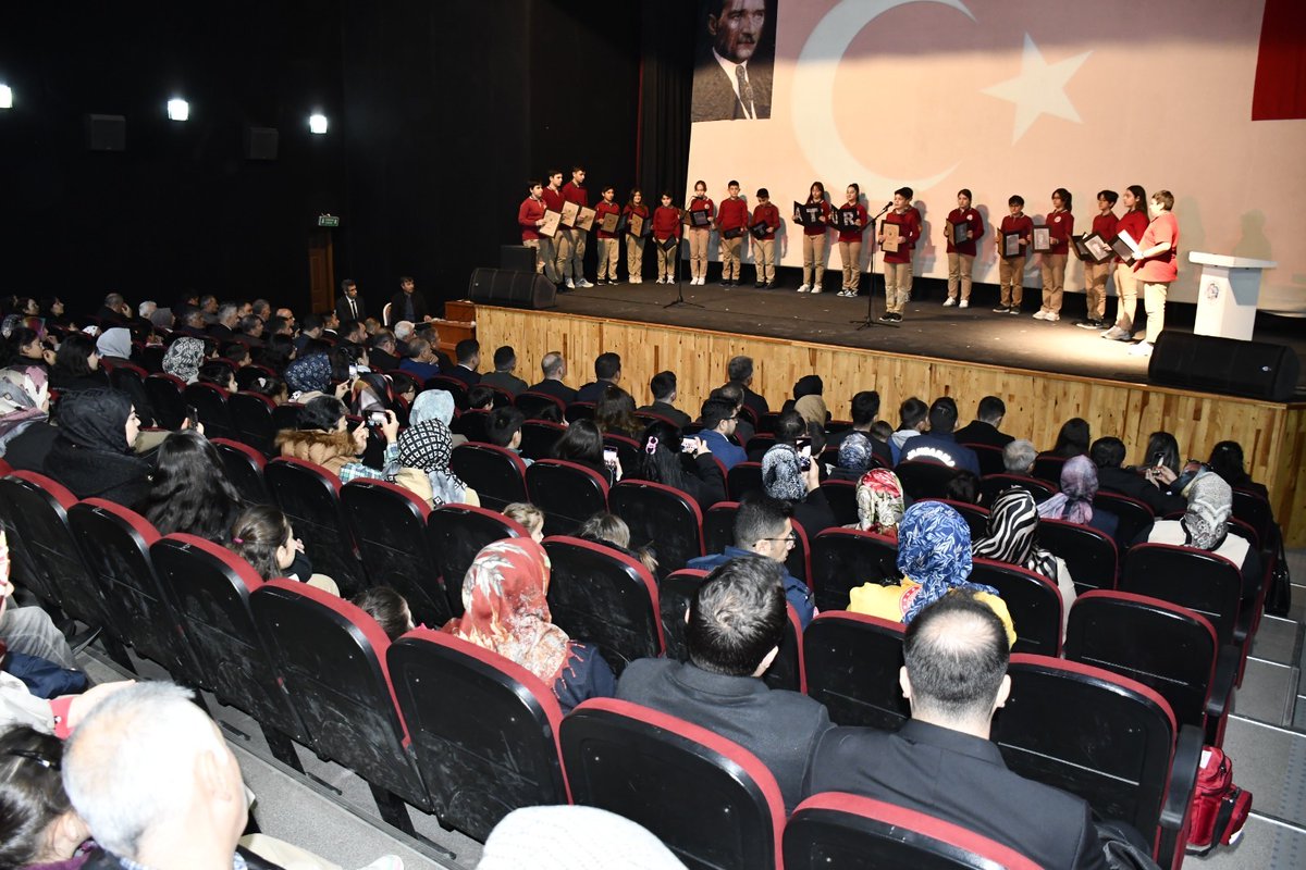 Cumhuriyetimizin Kurucusu Gazi Mustafa Kemal Atatürk, ebediyete irtihalinin 87. yıl dönümünde Gürün’de düzenlenen törenlerle anıldı.

Törene Kaymakamımız Selami Alper Özkan, Belediye Başkanı Nami Çiftçi, sivil toplum kuruluşları, siyasi parti temsilcileri ve vatandaşlar katıldı.