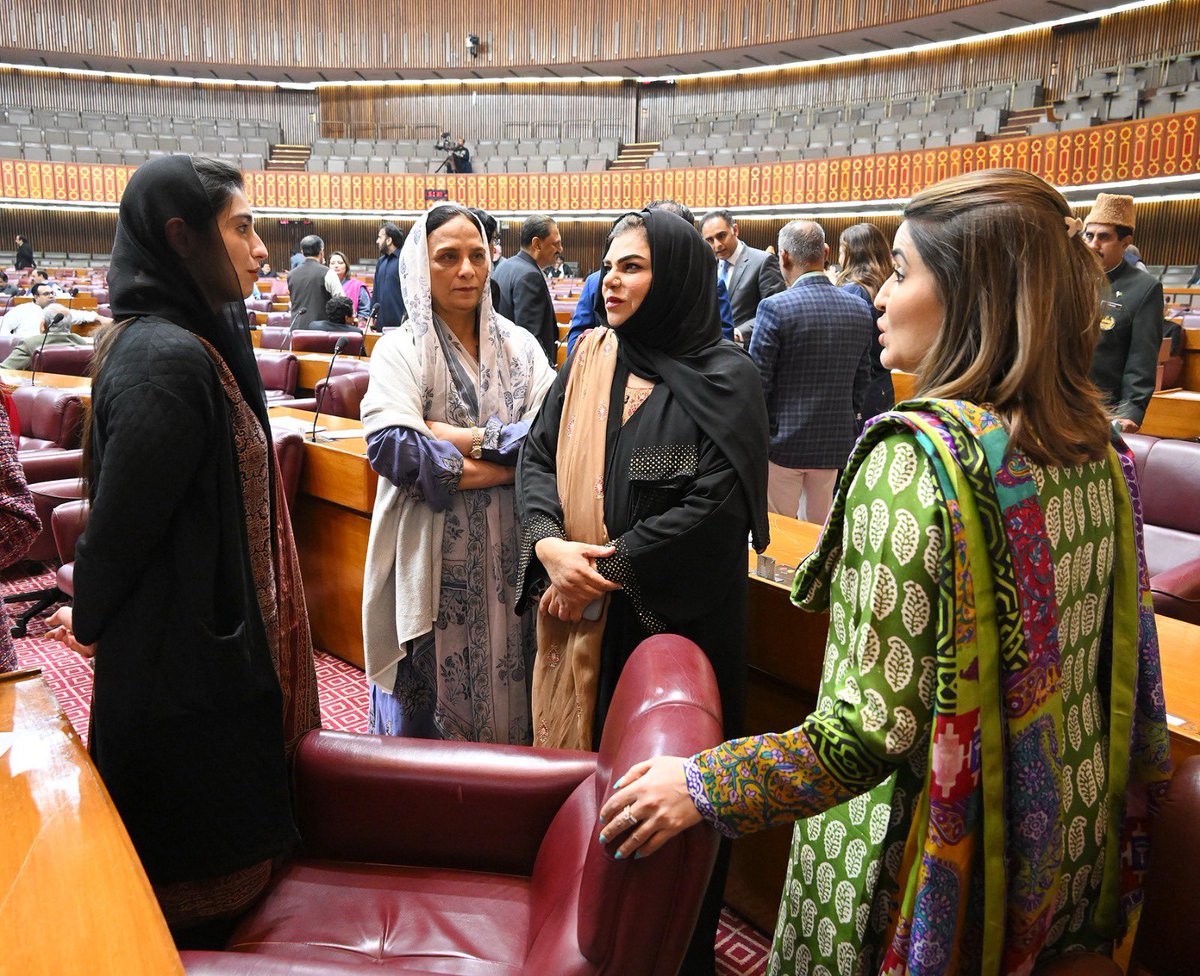 khan_annal's tweet photo. خاتون اول اور رکن قومی اسمبلی بی بی آصفہ بھٹو زرداری ایم این اے سیدہ شاہدہ رحمانی کی قومی اسمبلی کے اجلاس میں شرکت، اراکین پارلیمان سے ملاقات کی اور سیاسی صورتحال پر تبادلہ خیال کیا۔
@AseefaBZ @ShahidaRehmani @ShaziaAttaMarri https://t.co/zMe2OpYRYM