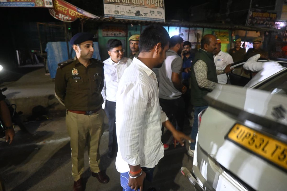 आज दिनांक 10.11.2025 को दिल्ली में हुई विस्फोट की घटना के दृष्टिगत जनपद में सुरक्षा एवं सतर्कता को सुदृढ़ बनाए रखने हेतु जिलाधिकारी व #SP_SDR द्वारा कस्बा बर्डपुर में संदिग्ध व्यक्ति/वस्तु/वाहनों चेकिंग किया गया तथा सम्बन्धित को दिये गये आवश्यक दिशा निर्देश ।
#UPPolice