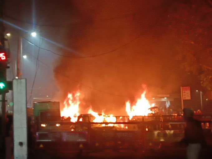 Delhi लाल क़िले के पास कार में धमाके की घटना बेहद डरावनी है और सीचने वाली है की ऐसे धमाका कैसे हो गया आज ही दिल्ली के पास फ़रीदावाद में कई सौ किलो विस्फोटक पकड़े जाने  की खबरे भी news में चल रही थी 
कई सवाल और सुरक्षा की चिंता मन में सभी के चल रही है 
#delhibombblast