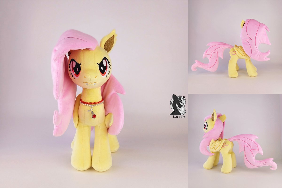 larsen_toys's tweet image. Plushie Flutterbat is looking for a loving home! 
 
Her size is 35 cm/14 inch  
(from mane to hoof)  

She have magnet in the muzzle for the plush treats (and I will definitely put one of them as a gift), and a cute removable necklace ^^

#mlp #plushie #flutterbat